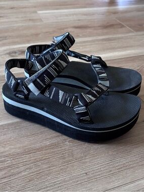 Sold Teva Black & White Platform Sport Sandals size 9 Guc